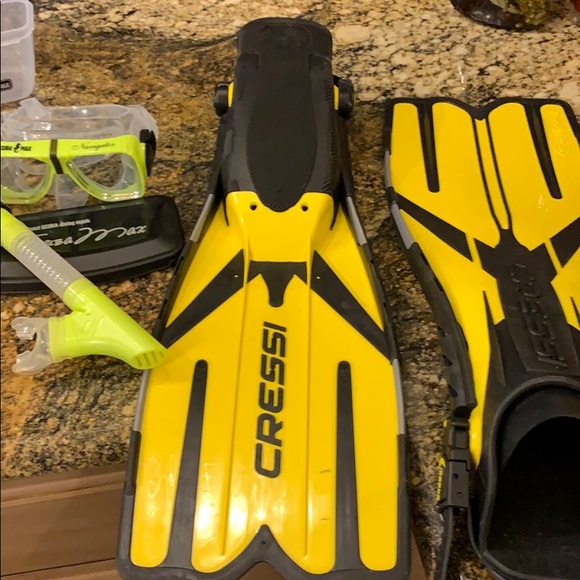 Scuba diving goggles snorkel and fins - Picture 3 of 5